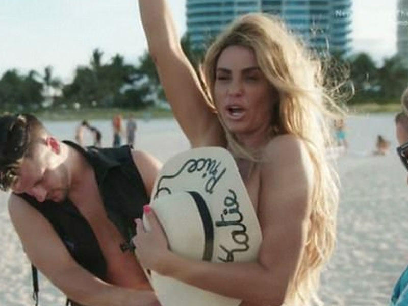 5 uşaq anası soyundu: