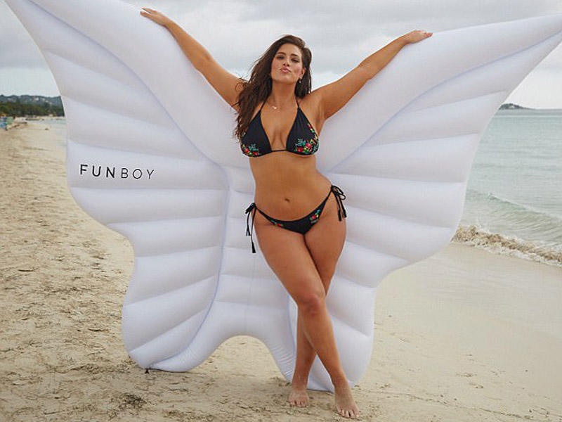 Məşhur kök xanım yarıçılpaq fotolarını yaydı - FOTO