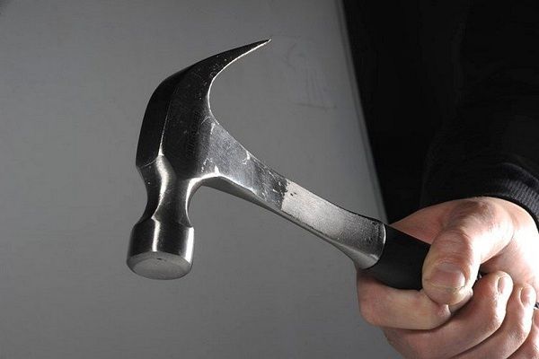 Qazax sakini qardaşının arvadını çəkiclə döydü