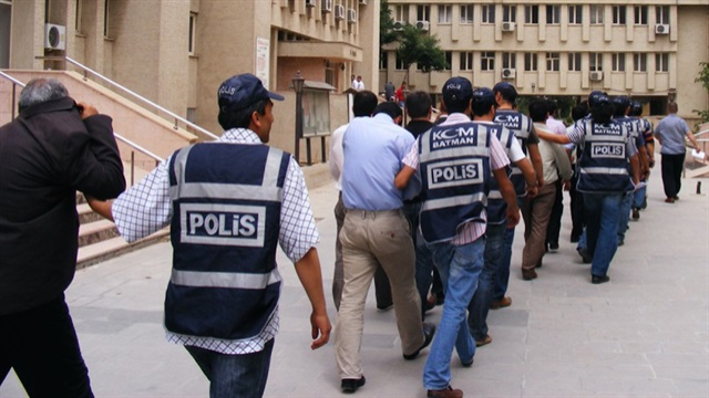 Ankarada FETÖ əməliyyatı: 70 keçmiş məmur saxlanıldı