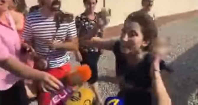 Gürcüstanda polis həmyerlilərimizin evlərinə basqın etdi, qadınlar səs-küy qopardı -VİDEO