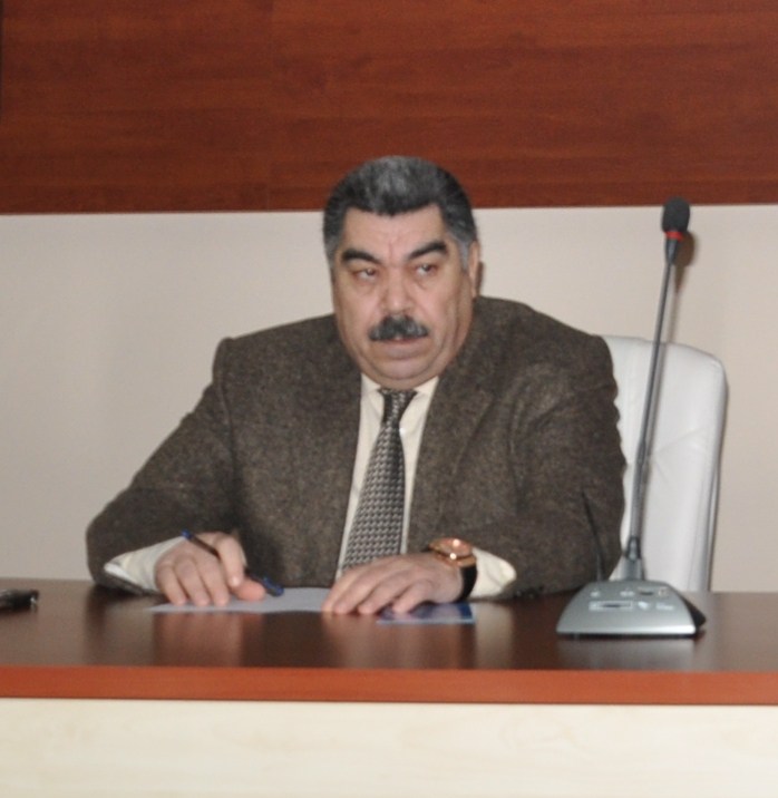 “Deputat atasına heykəl qoydurub, onu məcburi ziyarət etdirir” – VİDEO