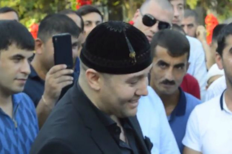 Məşhur “avtoritet” Lənkəranskinin məzarı üstündə azərbaycanca danışdı — VİDEO