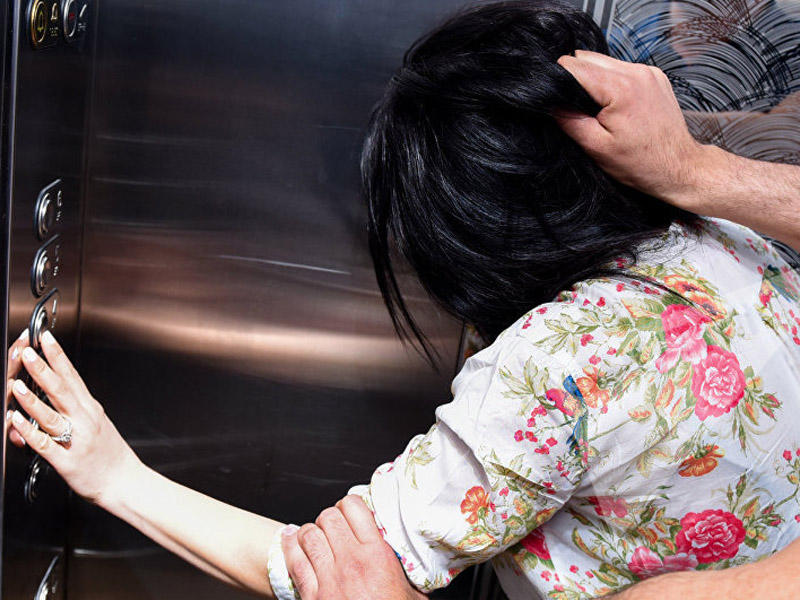 Bakıda qızıgilə gedən qadın yolda döyüldü