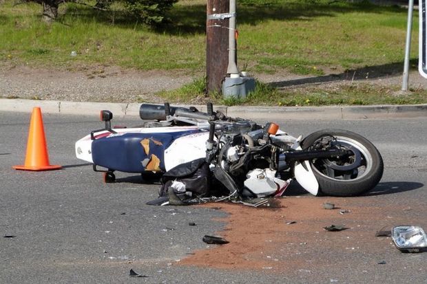 Bakıda minik avtomobili motosikletlə toqquşdu: Ölən var