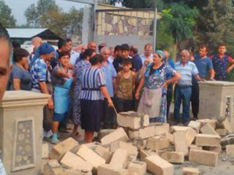 Göyçay İcra Hakimiyyəti mərkəzi bazarı bağladı, ara qarışdı - FOTO