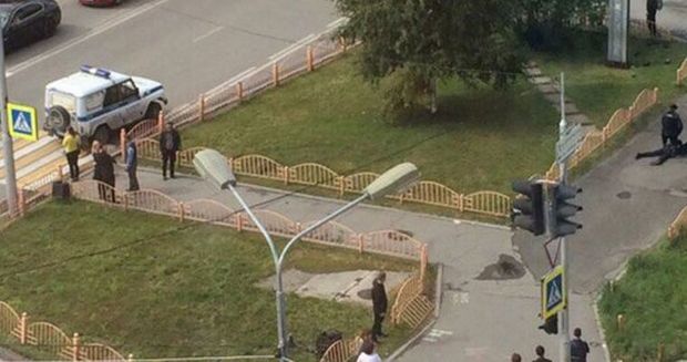 Surqutda naməlum şəxs bıçaqla insanlara hücum çəkib – VİDEO