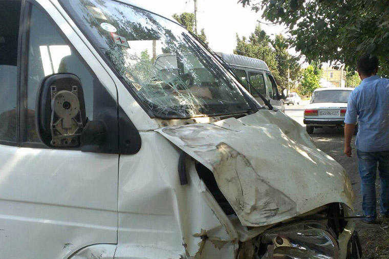 Mingəçevirdə mikroavtobus qəzaya düşüb, xəsarət alan var