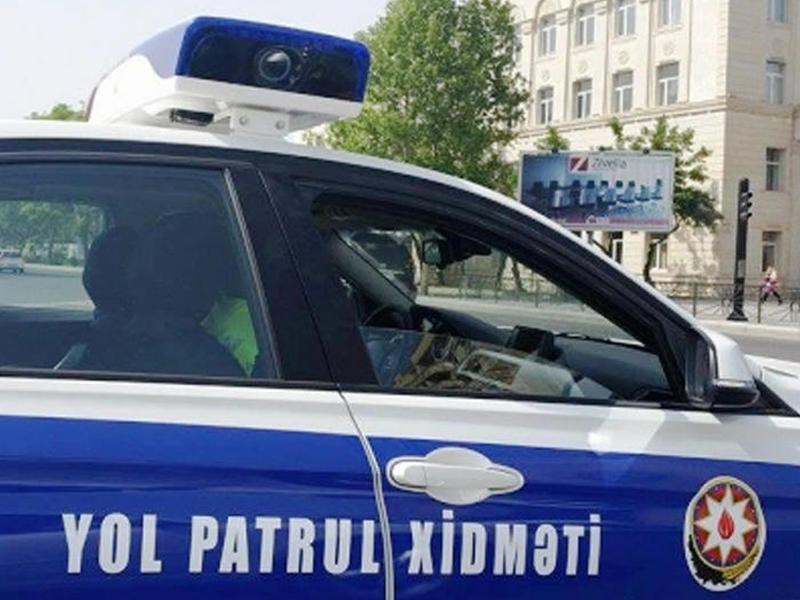 Sürücü yol polisi postunda 