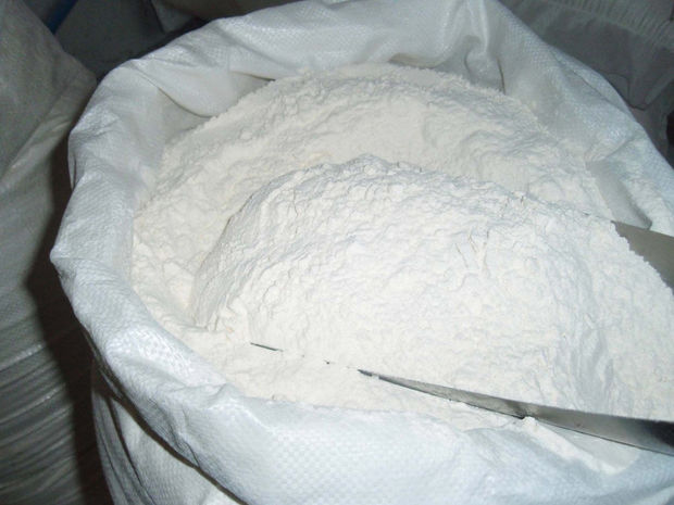 Çörək bişirmək üçün aldığı un kisəsindən müxtəlif həşərat və qurdlar çıxdı - VİDEO