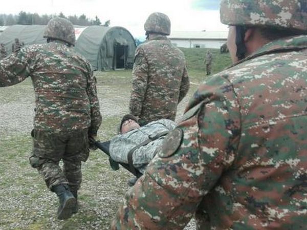 Ermənistan ordusunun zabiti iki əsgəri döyüb