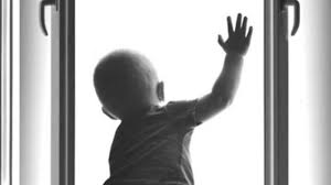 Mingəçevirdə uşaq 2-ci mərtəbədən yıxıldı: xəstəxanalı oldu