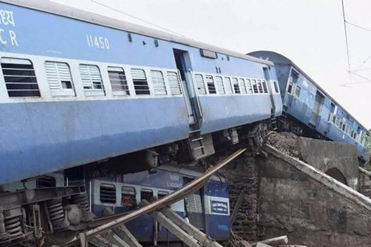 Hindistanda qatar yük maşını ilə toqquşdu — Xəsarət alanlar çoxdur