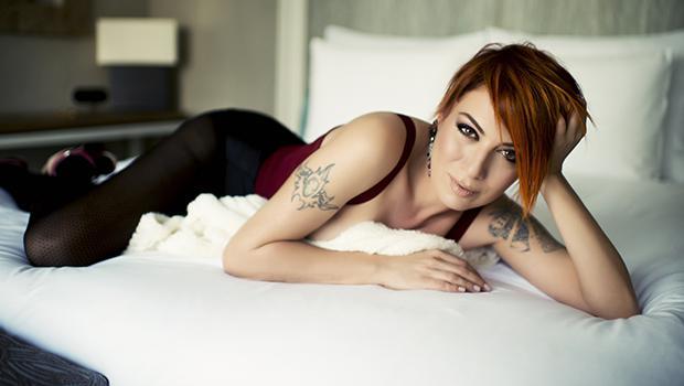 45 yaşlı müğənni yeni mahnısı üçün soyundu - FOTO