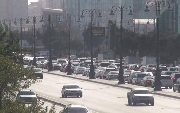 Bakının Heydər Əliyev prospektində “Prado” aşdı