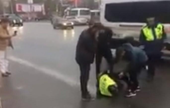 Yol polisini yerə yıxıb qandallayıb apardılar - VİDEO