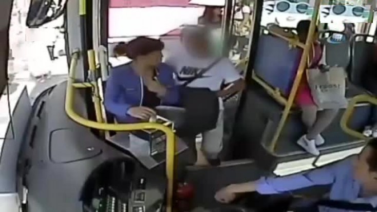 Avtobusda oğurluq edən şəxsin görüntüləri - Çin / VİDEO