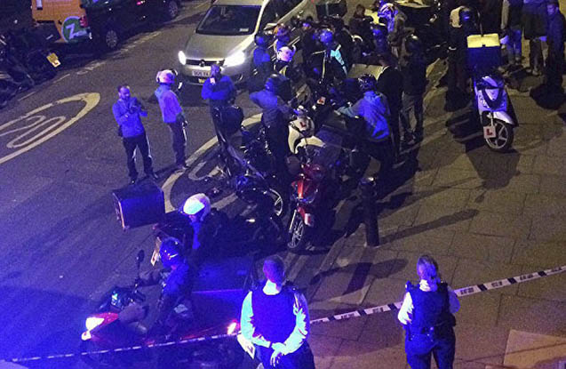 Bıçaqlı şəxs polislərə hücum edib - Londonda