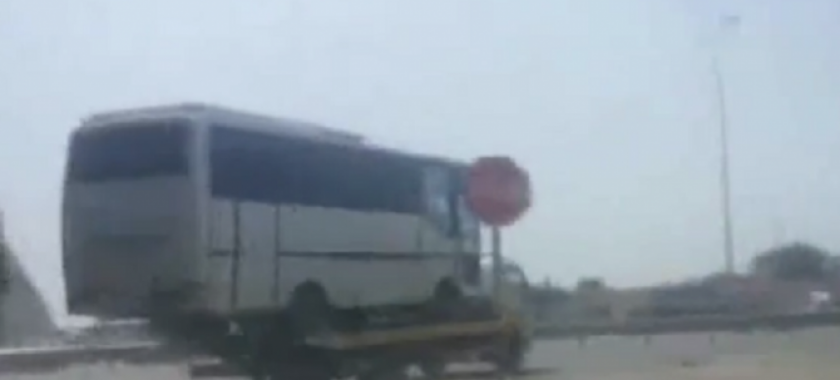 Evakuator yükdaşıma qaydalarını belə pozur - VİDEO