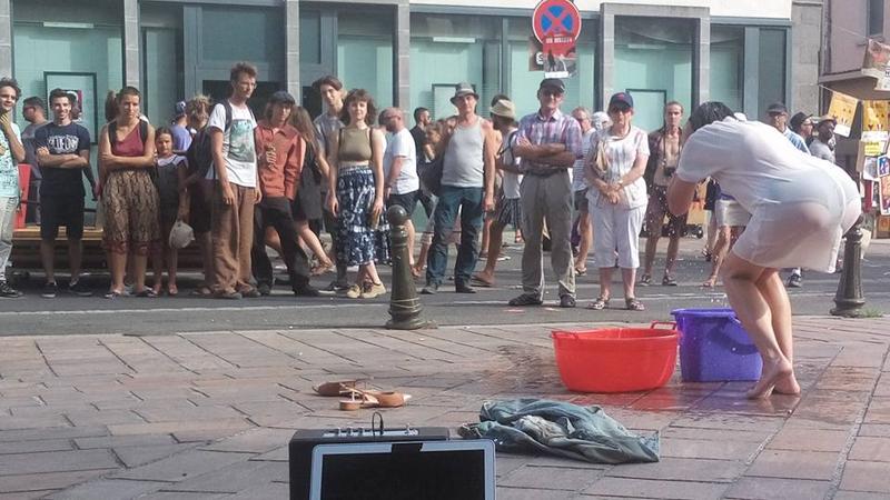 “ADO”-nun aktrisası küçənin ortasında çimdi - FOTOLAR