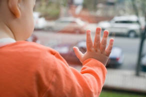 Bakıda körpə ikinci mərtəbədən düşüb