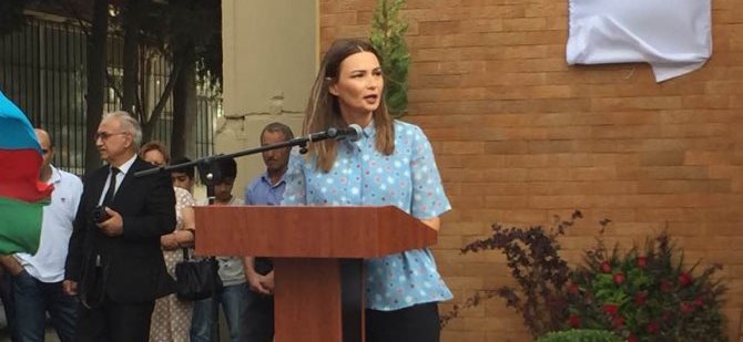 Qənirə Paşayeva şəhid ailələri ilə görüşdü