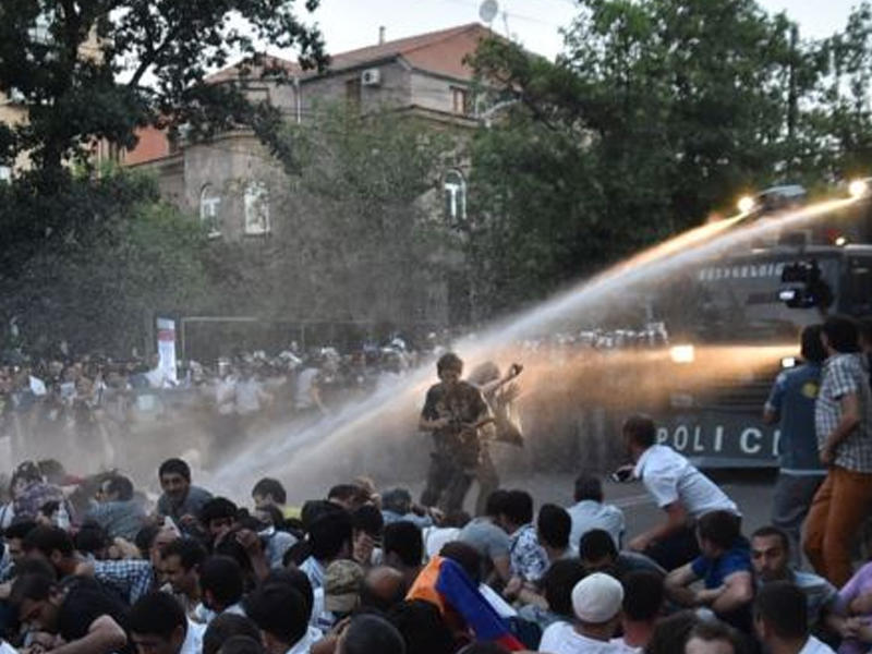 Ermənistanda tələbələr üsyana hazırlaşır