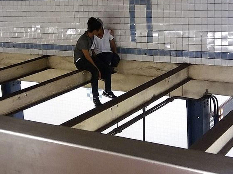 Metroda intihar etmək istəyən qızı xilas etdi - FOTO