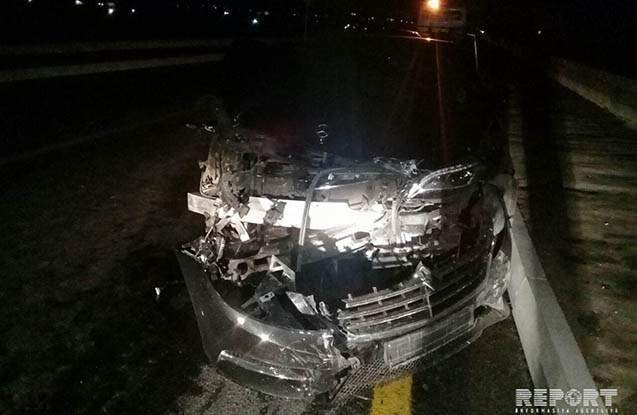 Bahalı “Mercedes” yararsız hala düşdü - 2 yaralı + Foto