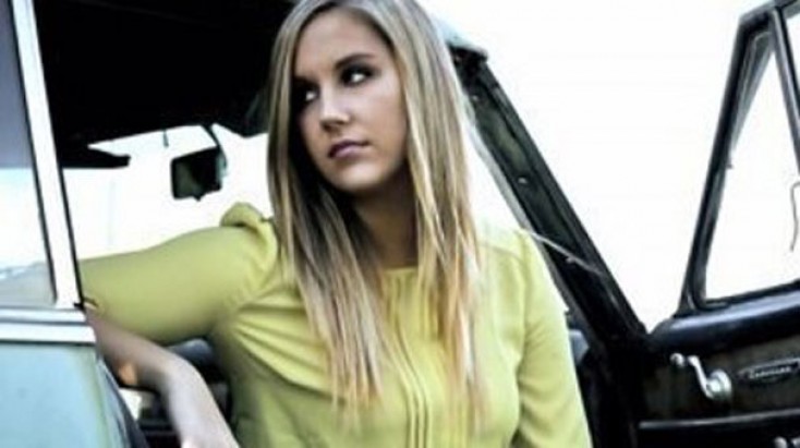 Bu müəlliməni parkda şagirdi ilə birgə tutdular - Məktəbdən qovuldu-FOTOLAR