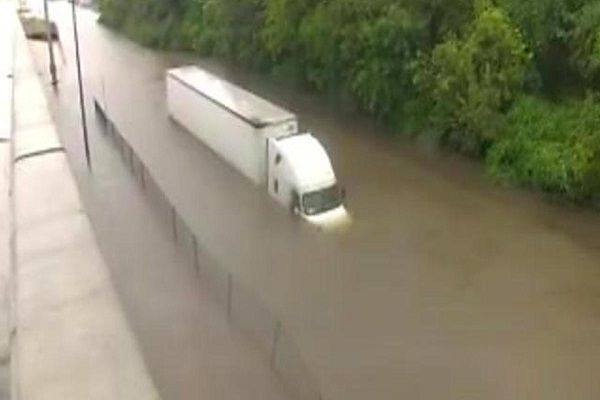 Jurnalist canlı yayım zamanı insan xilas etdi - VİDEO