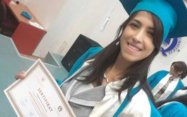 Xanım direktorun fotosu müzakirələrə səbəb oldu - Foto