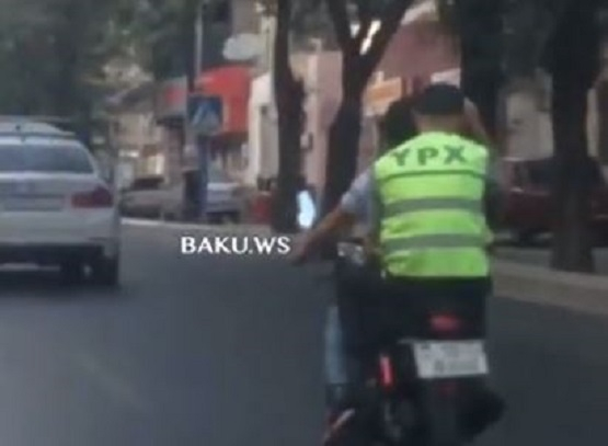 Bakıda qayda pozan sürücünü cərimələyən yol polisi özü qanuna tabe olmadı (VİDEO)