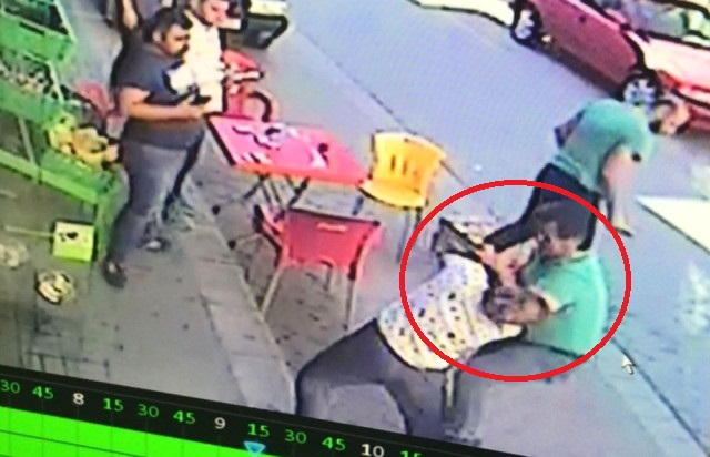 Ərini başqa qadınla görən qadın qan tökdü, ərini çörək bıçağı ilə bıçaqladı (VİDEO)