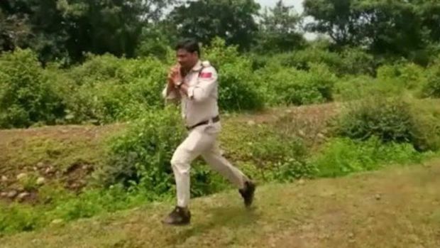 400 məktəblini xilas edən polisə 784 dollar mükafat verdilər – VİDEO