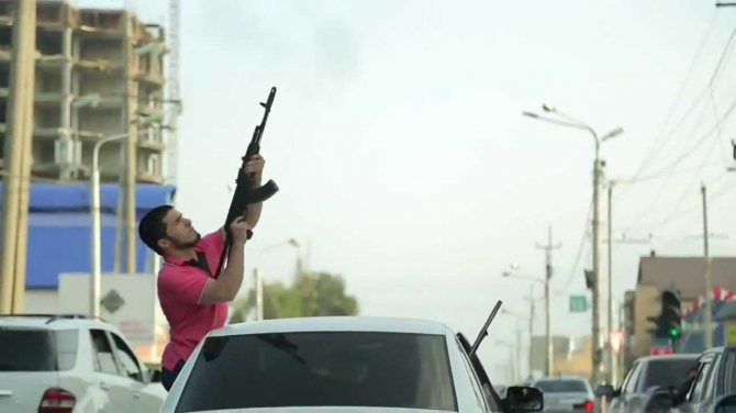 Toya ”Porshe Cayenne”lə gələn azərbaycanlılar qəfildən atəş açmağa başladı: Polis onları axtarır