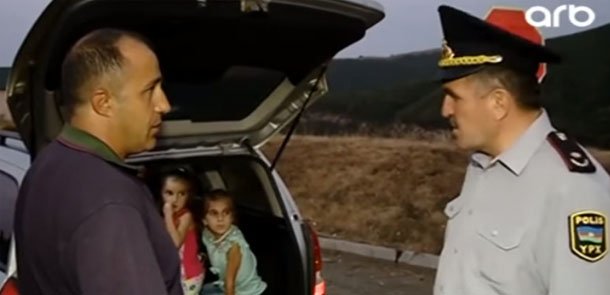 Daşkəsəndə uşaqlarını baqaja mindirən sürücü ilə polis arasında gərginlik (VİDEO)