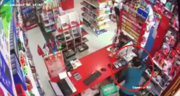 Bakıda bütün kassanı boşaldan oğru kameraya düşdü – VİDEO