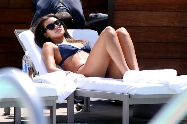 Göy bikinili aktrisa hovuz başında - FOTO