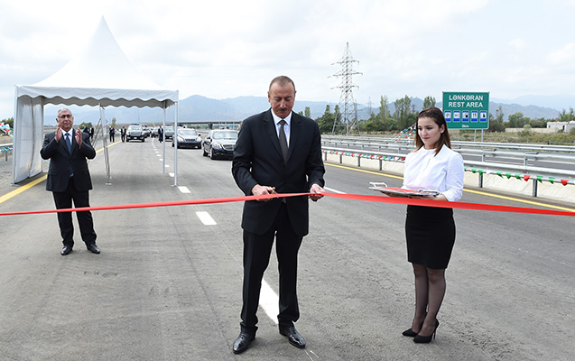 İlham Əliyev avtomobil yolunun açılışında iştirak edib - Foto