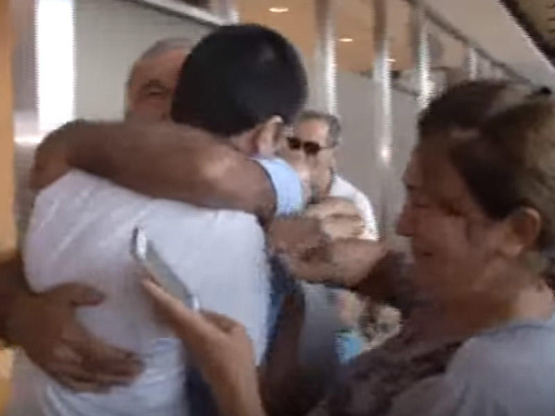 Liviyada həbsdən azad edilən üç Azərbaycan vətəndaşı Bakıda - TƏSİRLİ ANLAR - VİDEO