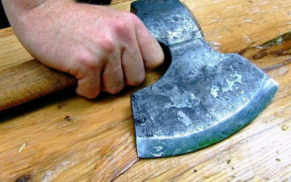 Şamaxıda oğul atasını baltaladı