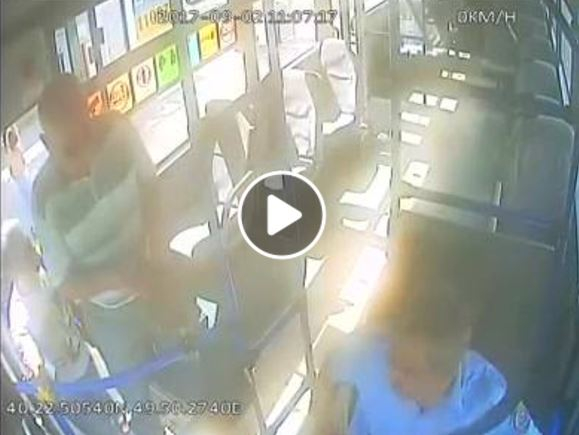 Bakıda sərnişin avtobusu saxlamayan sürücüyə hücum çəkib boğdu (VİDEO)