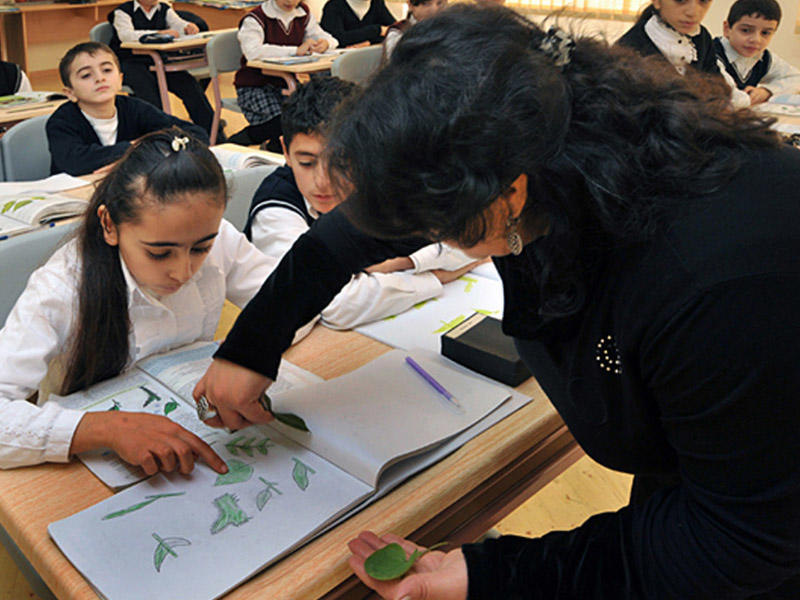 Sabahdan təhsil işçilərinin konfransları öz işinə başlayır