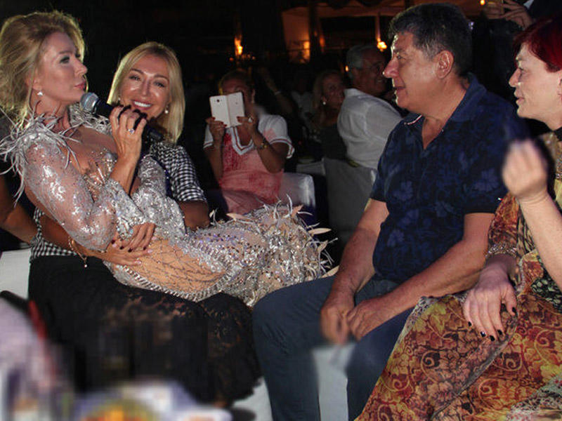Şəffaf libasda konsert verən Seda Sayan qucaqdan qucağa gəzdi - FOTO