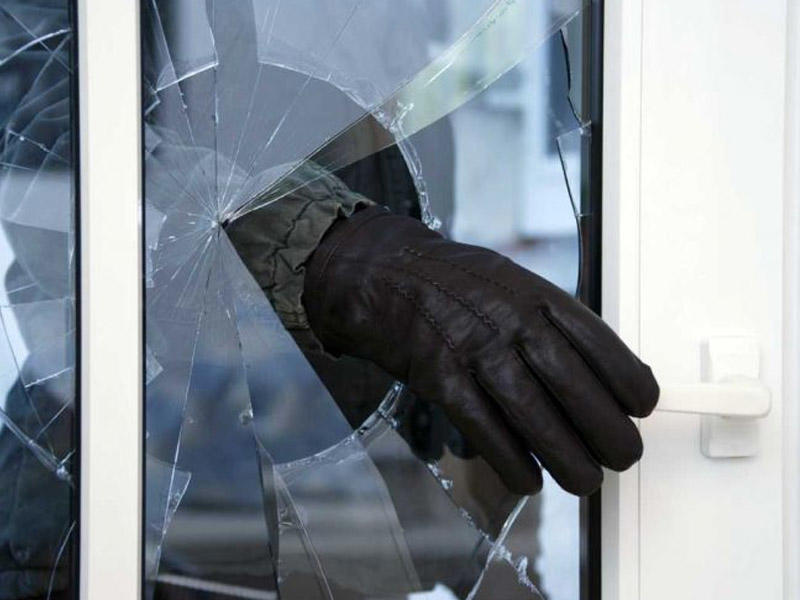 Gəncədə mənzilə basqın edən şəxs ev sahibini və qızını döydü