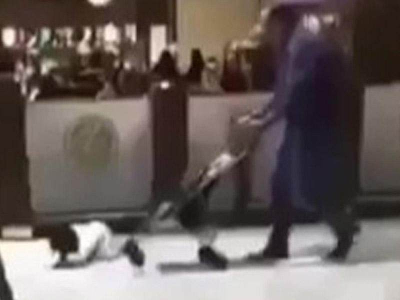 Ərəb kişi qəsdən uşağı araba ilə əzdi - VİDEO 