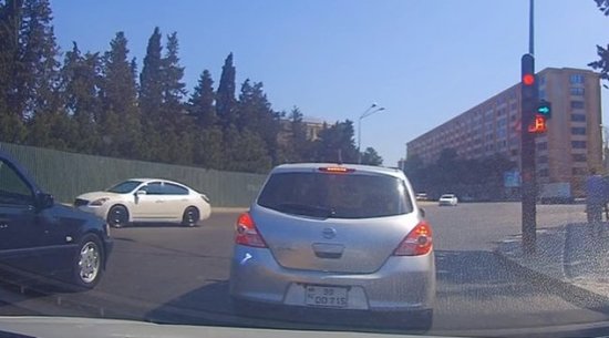 Xanım sürücü şəhər mərkəzində BUNU DA ETDİ: Yaşıl işıqda... - VİDEO