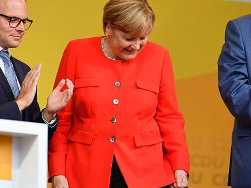 Angela Merkeli pomidor atəşinə tutdular