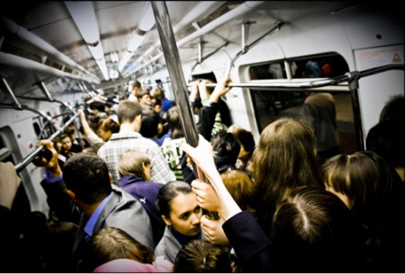 Bakı metrosunda oğlan gənc qızı saçından tutub sürüdü və...